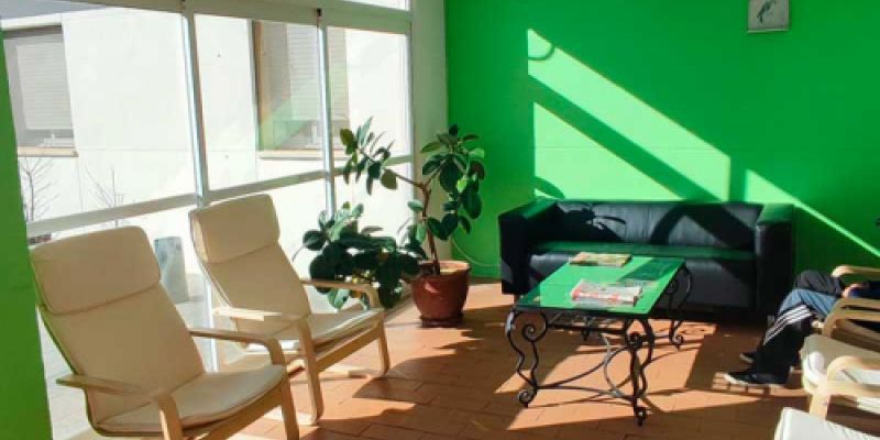 Sala de espera acristalada con butacas blancas Sala de espera acristalada con butacas blancas